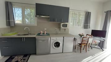 Réfrigérateur, micro-ondes, plaque de cuisson, lave-vaisselle