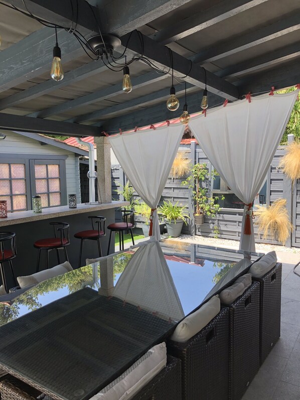 تناول الطعام بالخارج