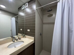 Dusche, Haartrockner, Handtücher, Seife