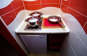 Frigorífico pequeño, lavavajillas, hervidor eléctrico y tostadora