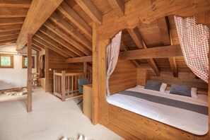 4 bedrooms, iron/ironing board, free WiFi, bed sheets