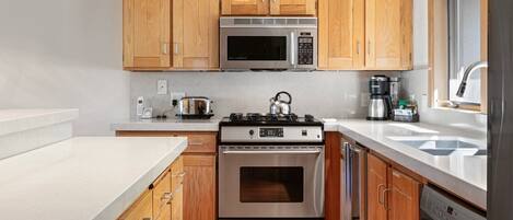 Microwave, oven, dishwasher, coffee/tea maker