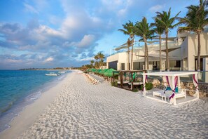 Privatstrand, weißer Sandstrand, Cabañas (gegen Gebühr), Sonnenschirme