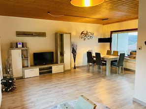 TV, ping pong, stereo - Gemütlicher Bungalow in Ruhiger Lage mit Traumhafter Aussicht für 2-6 Personen (Dipperz)