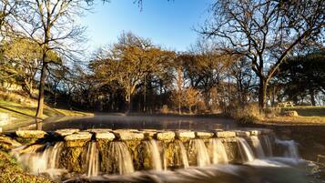 Comfort Cabin, 1 Queen Bed, River View | Free WiFi, bed sheets