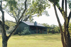 Signature Cabin, 2 Bedrooms | Free WiFi, bed sheets - The Springs Retreat. (Leakey)