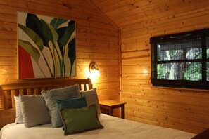 Premier Cabin, 2 Bedrooms, River View | Free WiFi, bed sheets - The Springs Retreat. (Leakey)