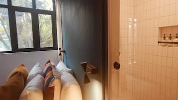 STANDAR BASKERVILLE | Ropa de cama de alta calidad, edredones de plumas, minibar y caja fuerte
