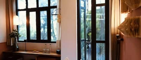 Ropa de cama de alta calidad, cubrecamas y minibar
