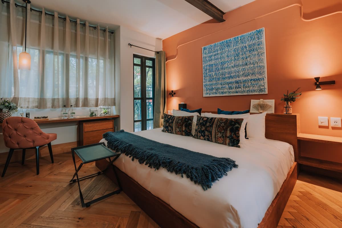 Premium bedding, down duvets, minibar, in-room safe