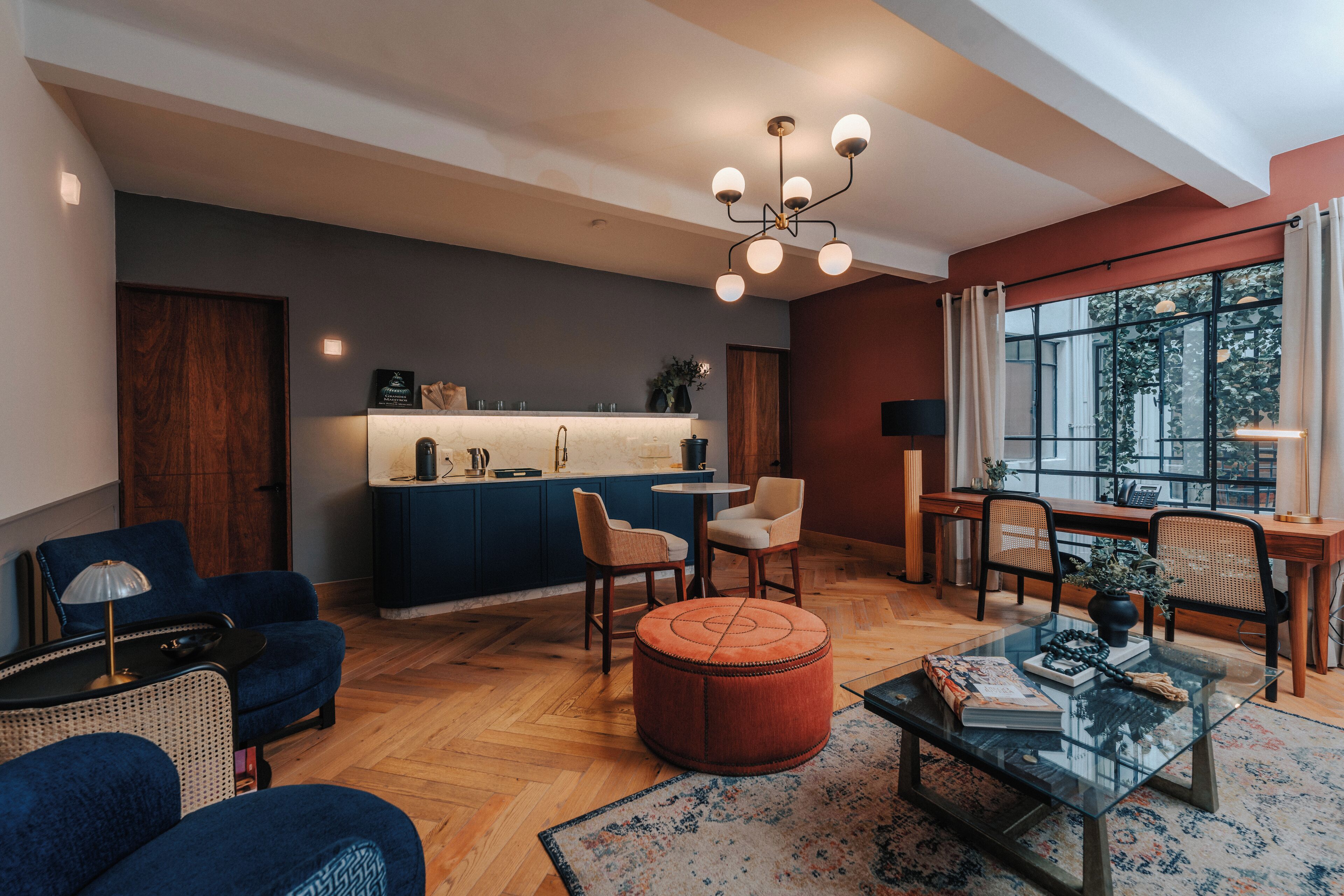 Ropa de cama de alta calidad, edredones de plumas, minibar y caja fuerte