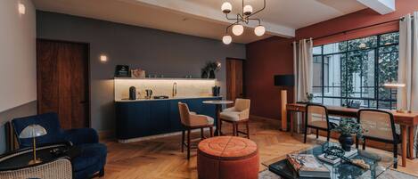 Ropa de cama de alta calidad, edredones de plumas, minibar y caja fuerte