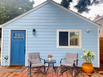 NEW private entry tiny home near GreenLake/Lightrail/I-5