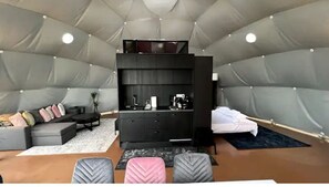 1 habitación, tabla de planchar con plancha, cuna de viaje y wifi 