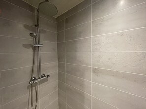 Hårtork, handdukar och toalettpapper