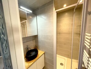 Een haardroger, handdoeken, toiletpapier