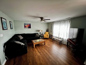 Smart TV, books - Charming Duplex in the heart of Leonardtown
 (Leonardtown)