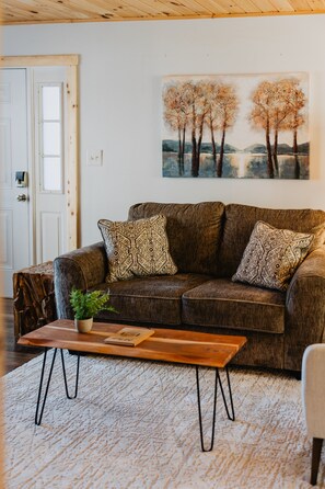 TV, fireplace - Near App Ski Mtn, Walk to Main St, Renovated Condo (Blowing Rock)