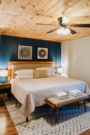 2 bedrooms, iron/ironing board, WiFi, bed sheets - Near App Ski Mtn, Walk to Main St, Renovated Condo (Blowing Rock)