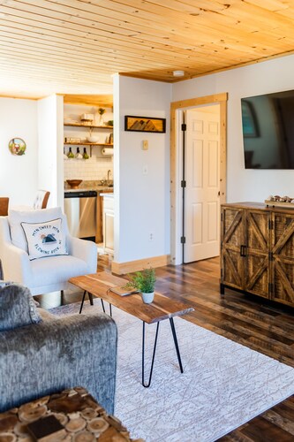 Near App Ski Mtn, Walk to Main St, Renovated Condo