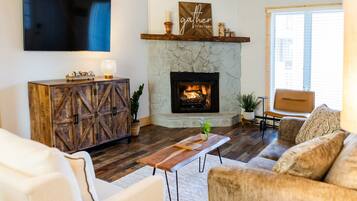 Een televisie en een open haard