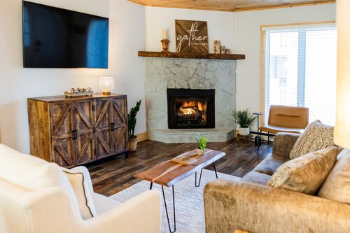 Walk to Main St | Renovated Condo | 2 King Suites