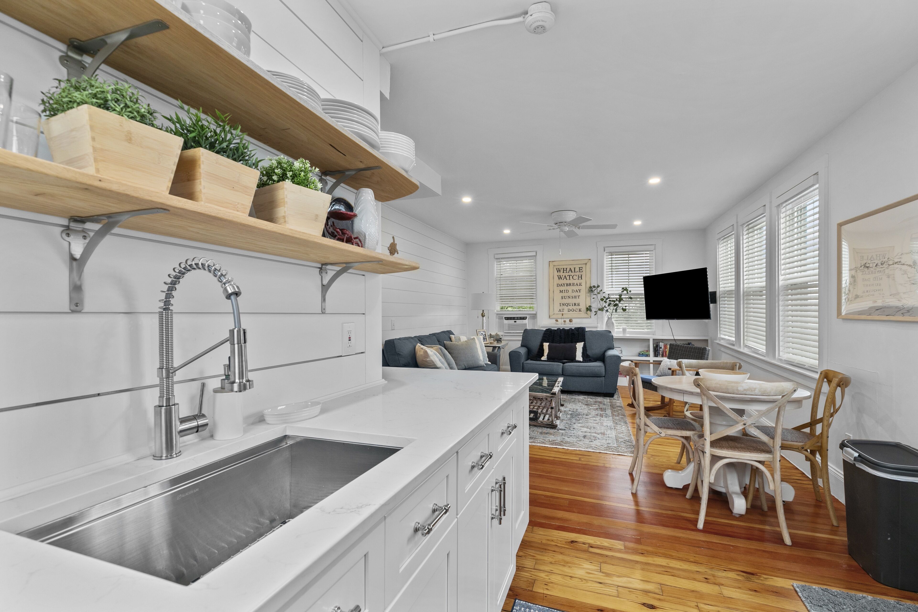Beautiful retreat in downtown Newport with private deck!