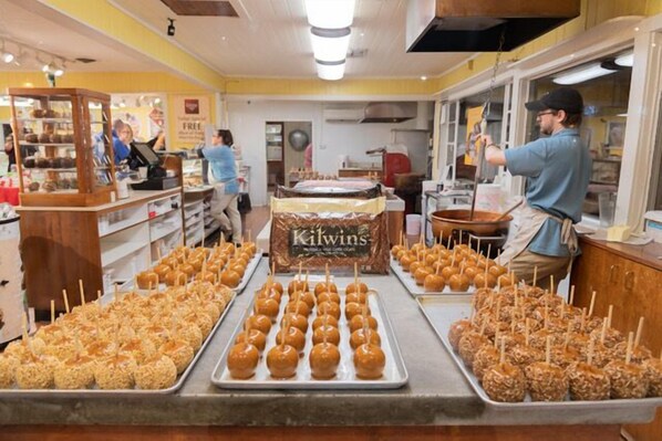 Dining - Downtown~King Bed~Private Hot Tub~POOL (Gatlinburg)