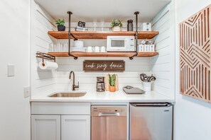 Fridge, microwave, dishwasher, coffee/tea maker - Downtown~King Bed~Private Hot Tub~POOL (Gatlinburg)