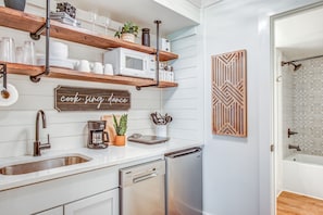 Refrigerador, microondas, lavavajillas y cafetera y tetera 