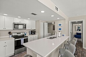 Kjøleskap, mikrobølgeovn, ovn og kokeplater