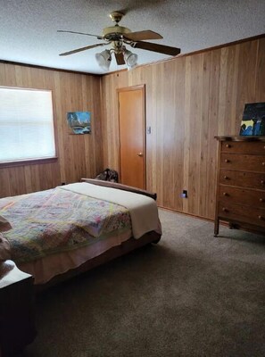 3 slaapkamers, een strijkplank/strijkijzer, wifi, beddengoed