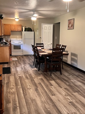 Fridge, microwave, oven, stovetop - Mountain Heaven, beautiful mountains. Bearwallow trail is Chapmanville connector (Chapmanville)
