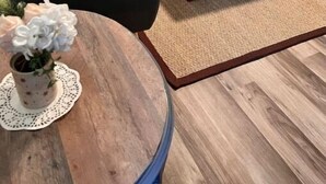Una sala acogedora con una mesa de centro de madera, un sofá y un comedor con sillas.