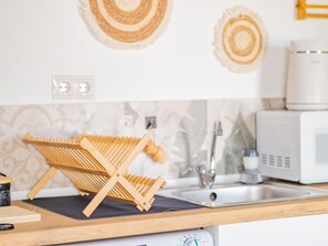 Frigorífico, microondas, lavavajillas y cafetera o tetera