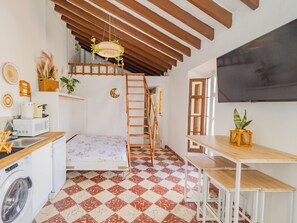 Tabla de planchar con plancha, wifi gratis, ropa de cama