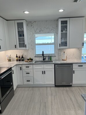 Kühlschrank, Ofen, Herdplatte, Geschirrspüler