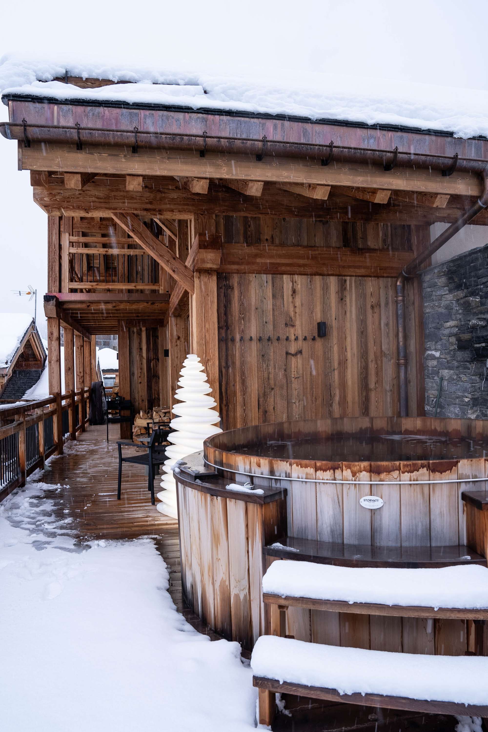 Outdoor spa tub