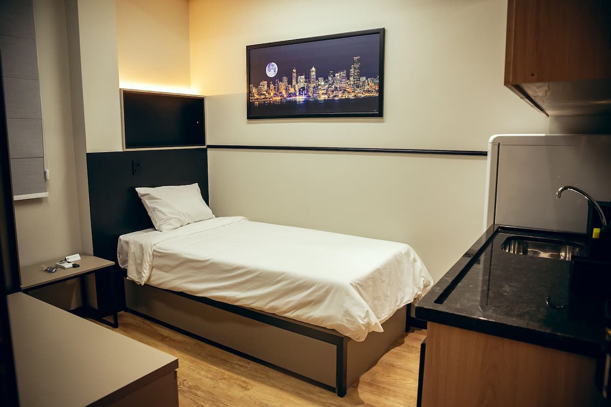 Camera Executive, 1 camera da letto, cucina | Tende oscuranti, ferro/asse da stiro, Wi-Fi gratuito, lenzuola