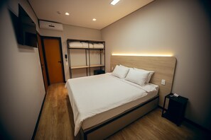 家庭四人房 | 遮光窗帘、熨斗/熨板、免费 WiFi、床单