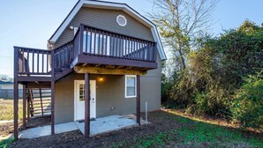 Une maison à deux étages avec un balcon, un garage et une porte d’entrée.