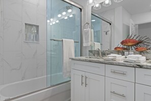 Ducha, secador de pelo, toallas, jabón