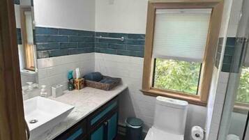 Haartrockner, Handtücher, Toilettenpapier