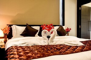Desk, laptop workspace, free WiFi, bed sheets - Clover A Rivido Hotel Jigani (Anekal)