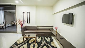 Escritorio, espacio para trabajar con laptop y wifi gratis