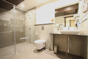 Shower, free toiletries, slippers, towels - Clover A Rivido Hotel Jigani (Anekal)