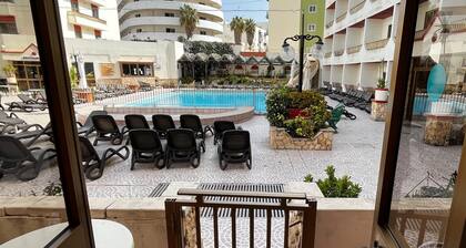 Cozy poolside apartment with 5 beds