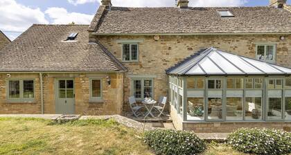 Picturesque dog friendly holiday cottage with beautiful gardens - Glebe Cottage