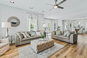 Televisor intel·ligent, videojocs, reproductor de DVD i futbolí