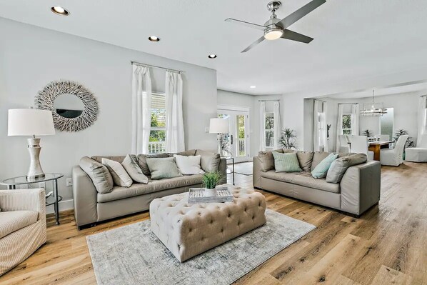 Smart-tv, tv-spel, dvd-spelare och bordsfotboll